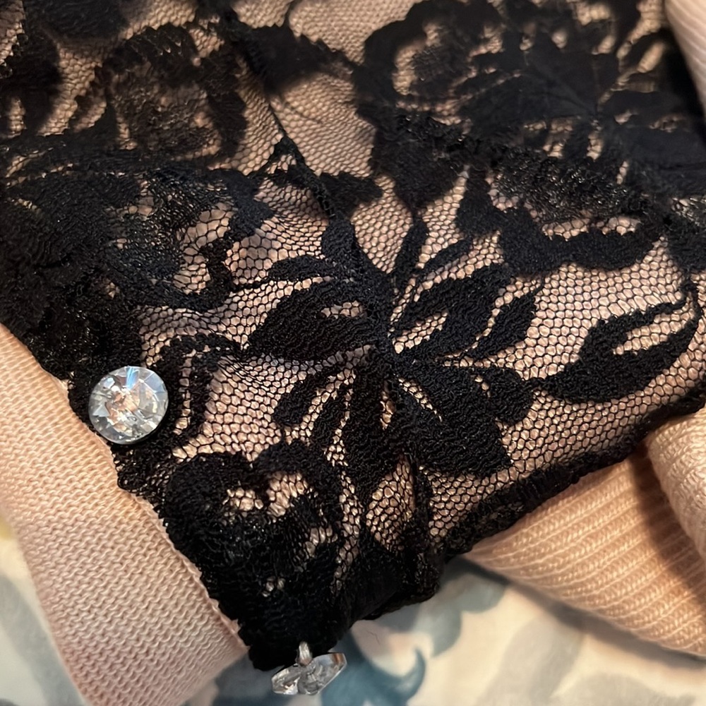 Beautifully delicate and feminine cardigan sweater - Picture 5 of 5